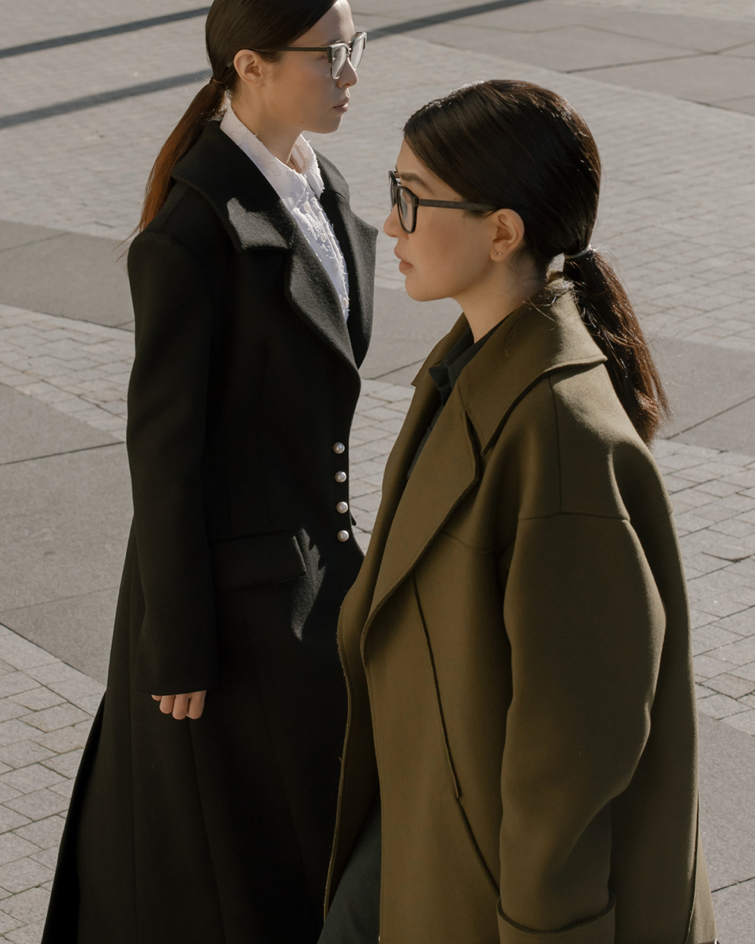 Foto von zwei professionellen Frauen mit Brillen Erscheinungsbild Immola