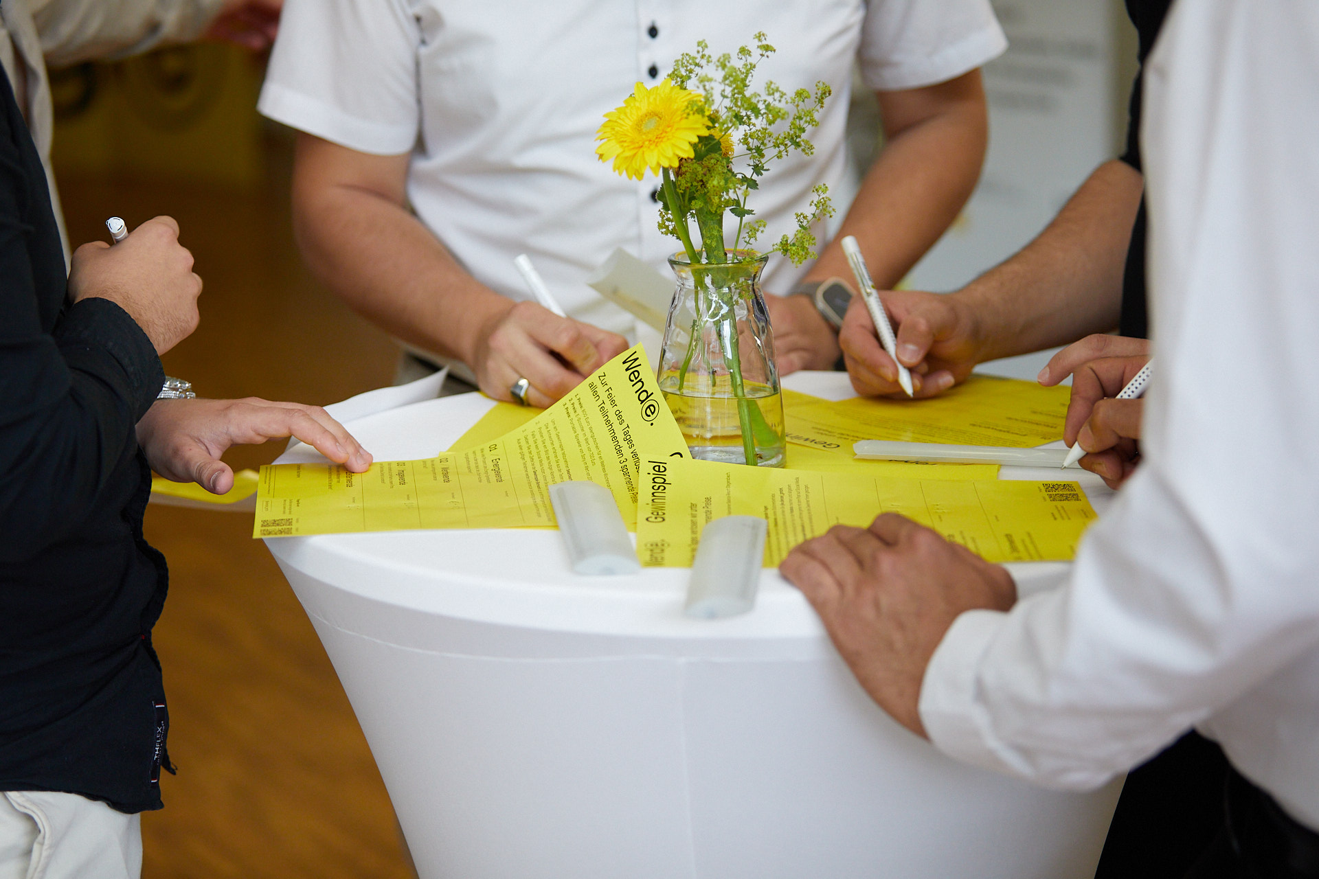 Gäste füllen Fragebogen eines Firmen-Events aus