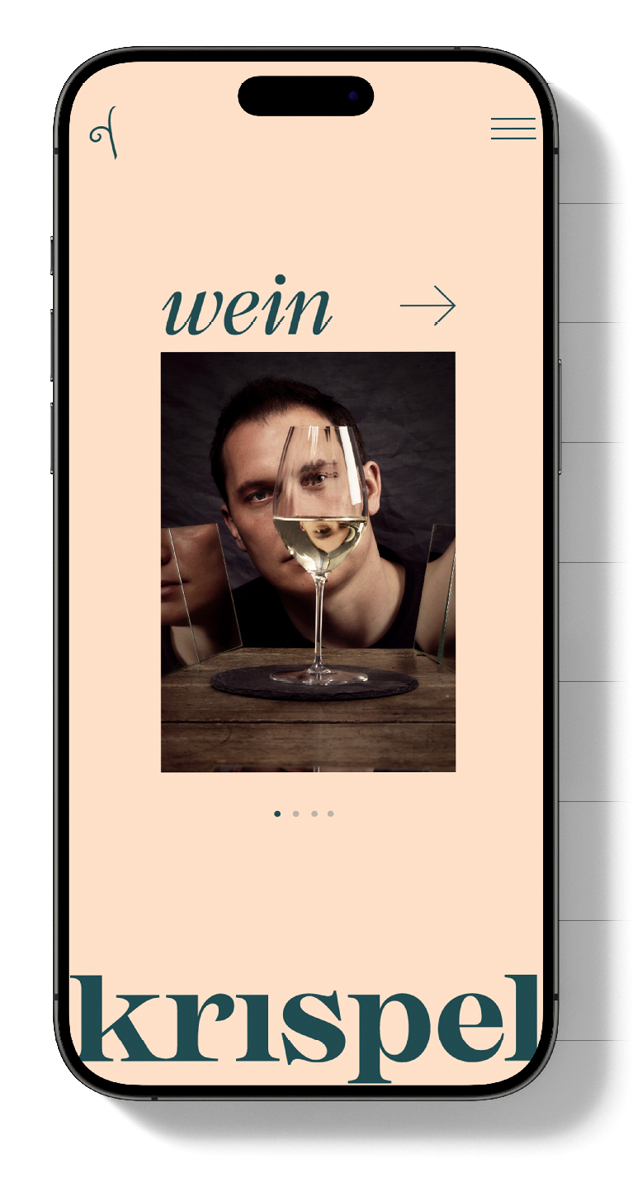 Mobilansicht einer Website (Webdesign) mit einer Nahaufnahme eines Weinglases, das vor einem Spiegel positioniert ist, um den Wein und das Spiegelbild einer Person hervorzuheben.